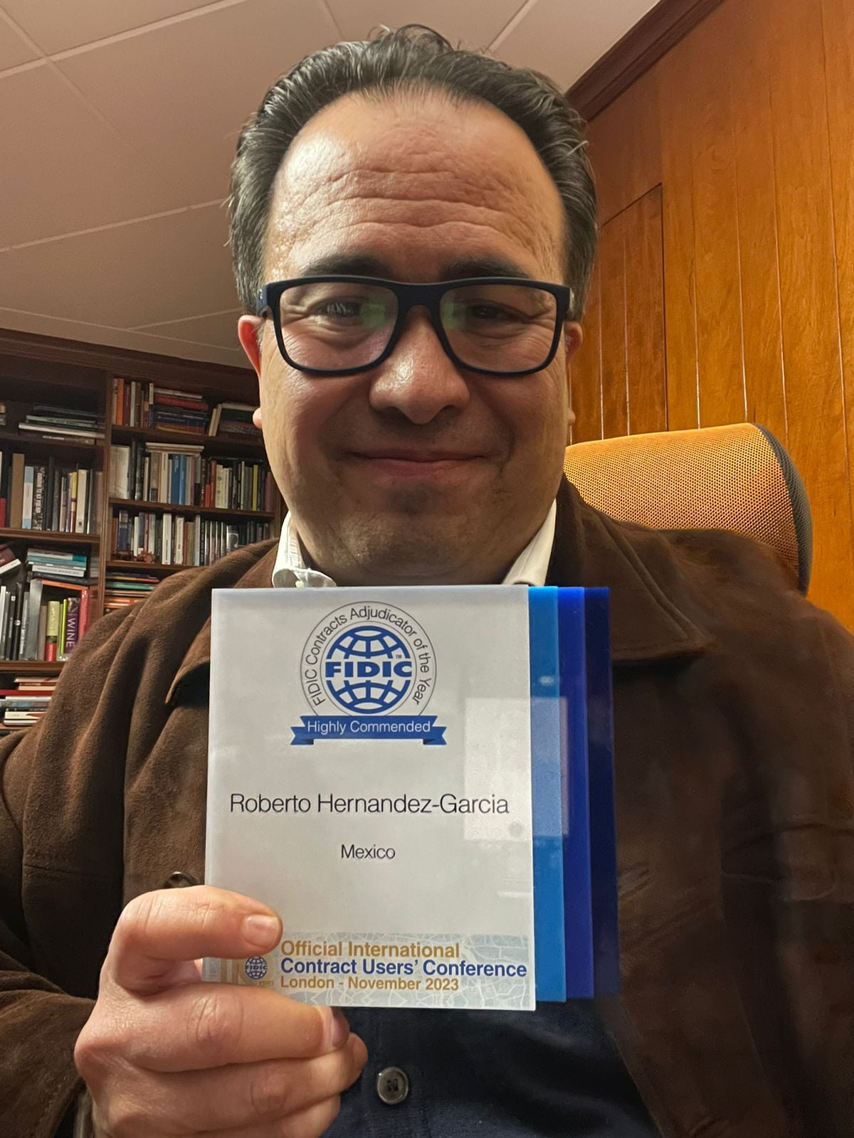 Recibe Maestro Roberto Hernández García, Vicepresidente de Enlace Legislativo de la CNEC, Premio Internacional de FIDIC 